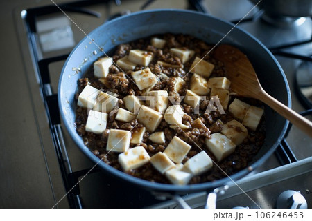 麻婆豆腐を作っているところ 106246453