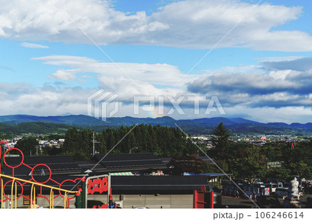 青空と虹がみえる風景 106246614