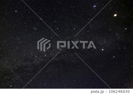 冬の星空　カシオペア座と冬の天の川 106246830