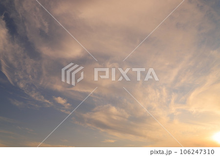 夕日に染まる雲 106247310
