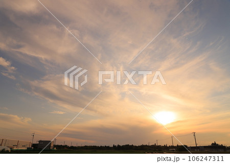 夕日に染まる雲 106247311