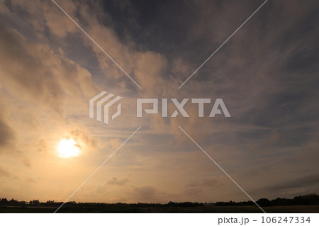 夕日に染まる雲 夕日に染まる雲 106247334
