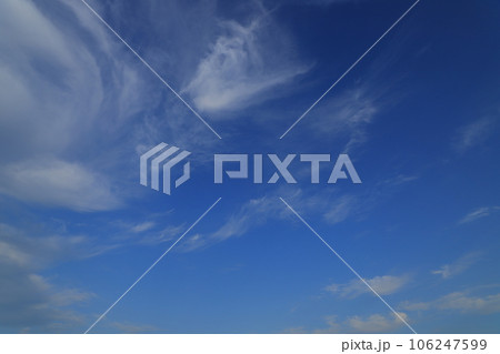 青空に白い雲 106247599