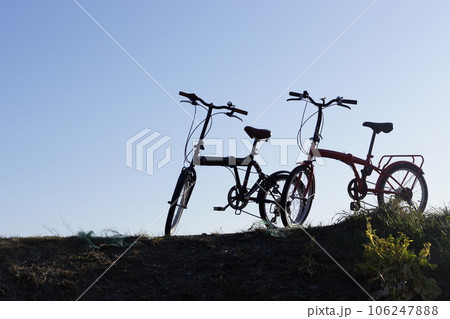 丘の上に停めた自転車 丘の上に停めた自転車 106247888