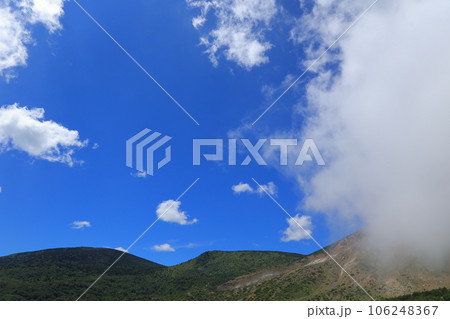 雲に覆われる山 106248367