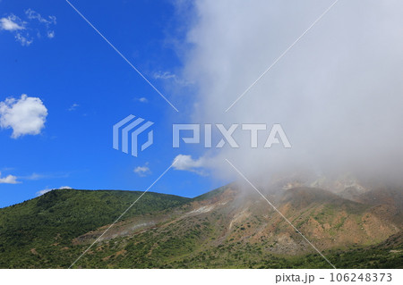 雲に覆われる山 106248373