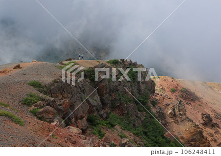 雲に覆われる山 106248411
