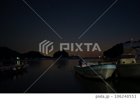 静寂な夜の漁港 106248551