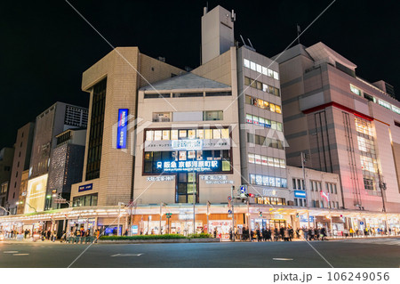 京都　夜の四条河原町 106249056