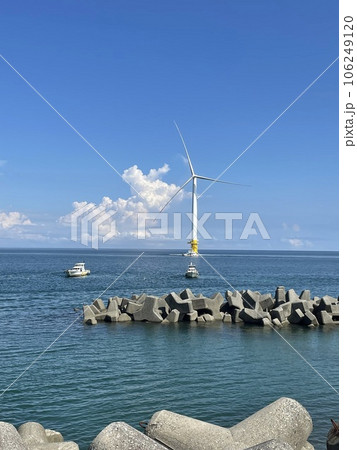 運転開始を待つ入善沖洋上風力発電所周辺 106249120