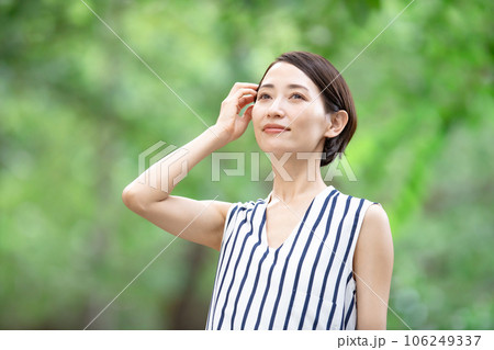 笑顔の若い女性 106249337