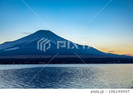 夕暮れの山中湖から望む富士山 夕暮れの山中湖から望む富士山 106249497