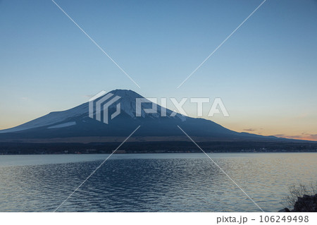 夕暮れの山中湖から望む富士山 夕暮れの山中湖から望む富士山 106249498