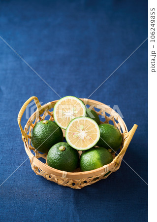 籠に盛ったカボス 大分県産 籠に盛ったカボス 大分県産 106249855