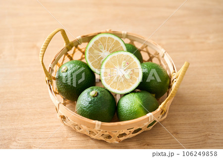 籠に盛ったカボス　大分県産 106249858