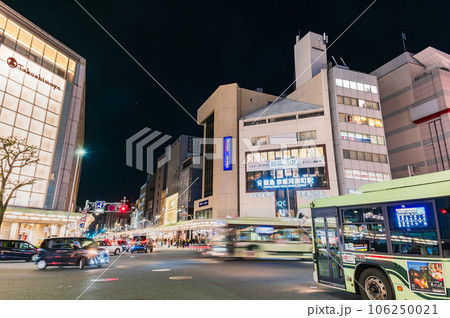 京都　夜の四条河原町 106250021