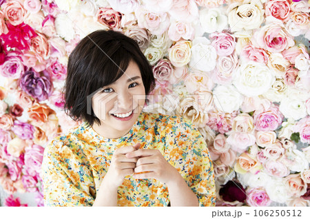 若い女性のポートレート 106250512