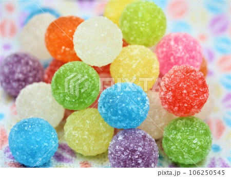 カラフルな飴菓子 カラフルな飴菓子 106250545