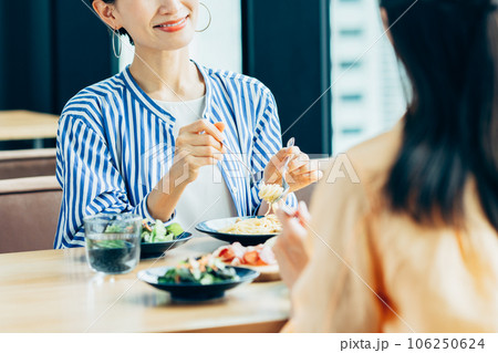 友達とランチをするミドルの女性 106250624
