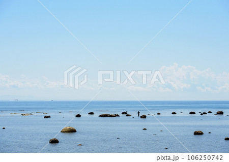 晴天の鵜ノ崎海岸　小豆岩　男鹿半島 106250742