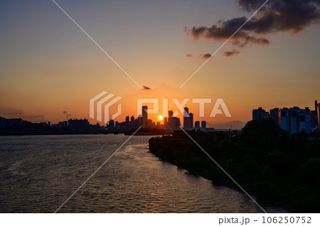 The night view of the city of Yeouido, a high-rise building, shot at Dongjak Bridge in Seoul at sunset The night view of the city of Yeouido, a high-rise building, shot at Dongjak Bridge in Seoul at sunset 106250752