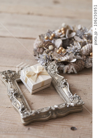 シャビーシックなクリスマスイメージ  クリスマスプレゼント 106250951