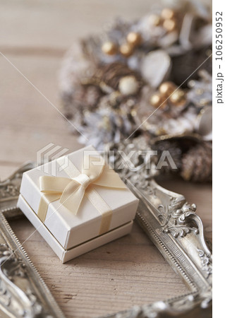 シャビーシックなクリスマスイメージ  クリスマスプレゼント 106250952