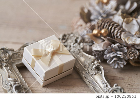 シャビーシックなクリスマスイメージ  クリスマスプレゼント 106250953