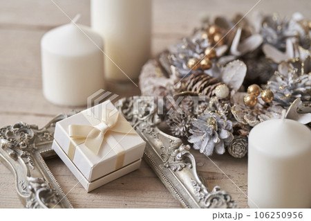 シャビーシックなクリスマスイメージ  クリスマスプレゼント 106250956