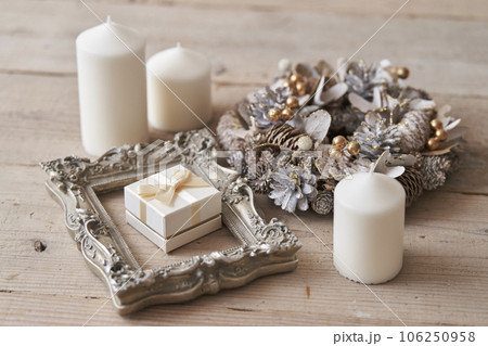 シャビーシックなクリスマスイメージ  クリスマスプレゼント 106250958
