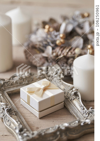 シャビーシックなクリスマスイメージ  クリスマスプレゼント 106250961