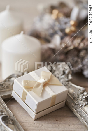 シャビーシックなクリスマスイメージ  クリスマスプレゼント 106250962