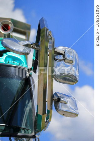 トラックのサイドミラー トラックのサイドミラー 106251095