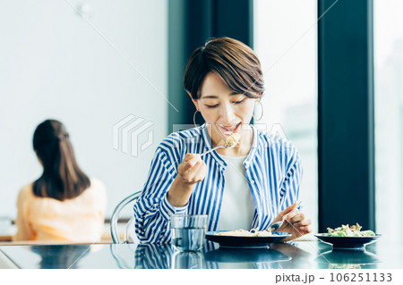 レストランでランチするミドルの女性 106251133