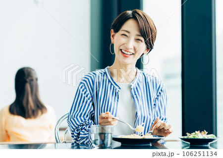 レストランでランチするミドルの女性 106251134