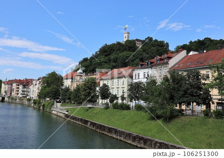 スロベニア・リュブリャニツァ川と街並み 106251300