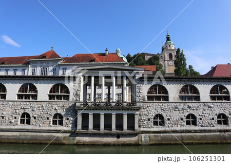 スロベニア・リュブリャニツァ川沿いの街並み 106251301