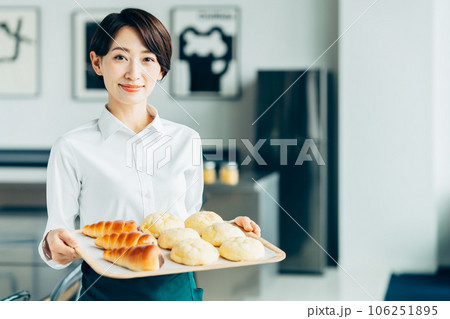 パン屋で働くミドルの女性 106251895