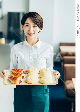 パン屋で働くミドルの女性 106251898
