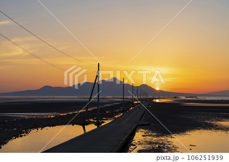 【熊本県】海に続く一本道 夕日に染まる長部田海床路 【熊本県】海に続く一本道 夕日に染まる長部田海床路 106251939