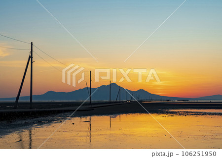 【熊本県】海に続く一本道 夕日に染まる長部田海床路 【熊本県】海に続く一本道 夕日に染まる長部田海床路 106251950