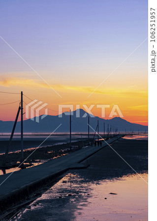 【熊本県】海に続く一本道 夕日に染まる長部田海床路 【熊本県】海に続く一本道 夕日に染まる長部田海床路 106251957