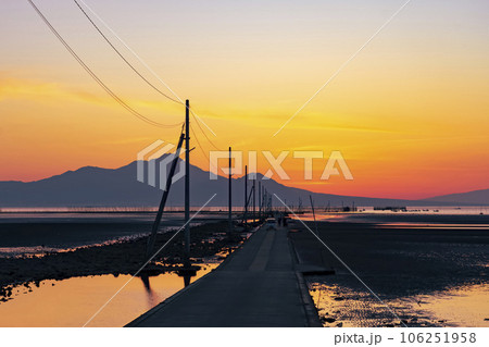 【熊本県】海に続く一本道 夕日に染まる長部田海床路 【熊本県】海に続く一本道 夕日に染まる長部田海床路 106251958