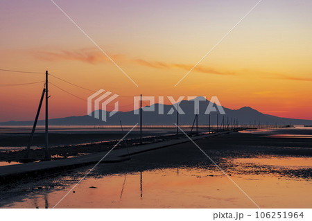 【熊本県】海に続く一本道 夕日に染まる長部田海床路 【熊本県】海に続く一本道 夕日に染まる長部田海床路 106251964