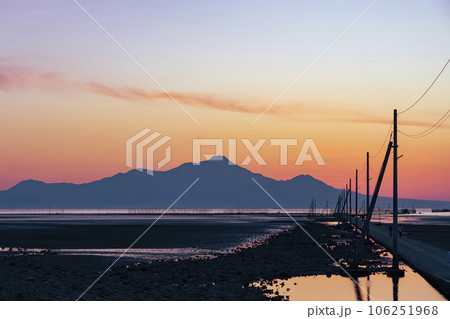 【熊本県】海に続く一本道 夕日に染まる長部田海床路 【熊本県】海に続く一本道 夕日に染まる長部田海床路 106251968