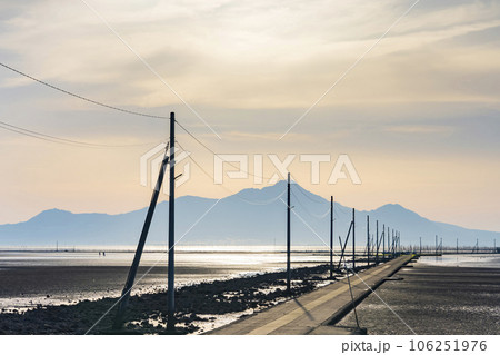 【熊本県】海に続く一本道 夕日に染まる長部田海床路 106251976
