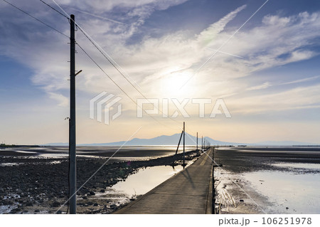 【熊本県】海に続く一本道 夕日に染まる長部田海床路 【熊本県】海に続く一本道 夕日に染まる長部田海床路 106251978