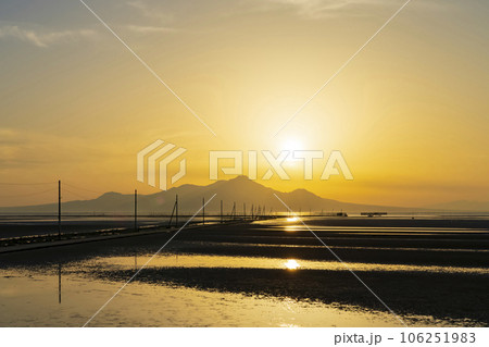 【熊本県】海に続く一本道 夕日に染まる長部田海床路 【熊本県】海に続く一本道 夕日に染まる長部田海床路 106251983