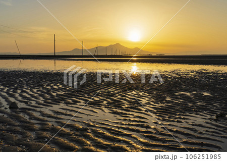 【熊本県】海に続く一本道 夕日に染まる長部田海床路 106251985