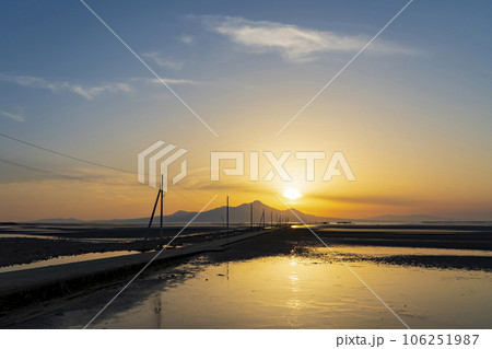 【熊本県】海に続く一本道 夕日に染まる長部田海床路 【熊本県】海に続く一本道 夕日に染まる長部田海床路 106251987